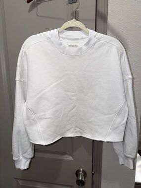 Abercrombie & fitch soft A&F max white cropped crew neck sweatshirt S M